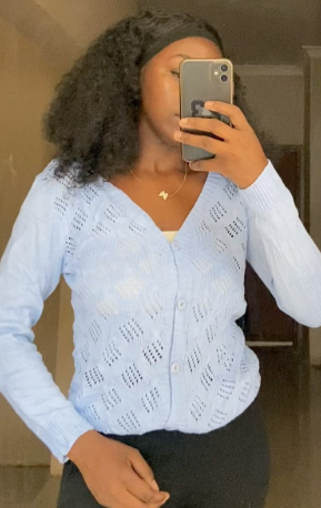 Short knitted Sweater with buttons in sky blue :M/S