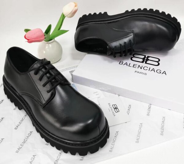 Chaussures en cuir noir Balenciaga