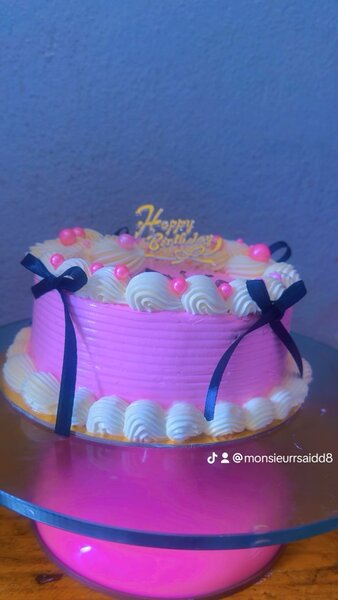 Gâteau d'anniversaire rose élégant