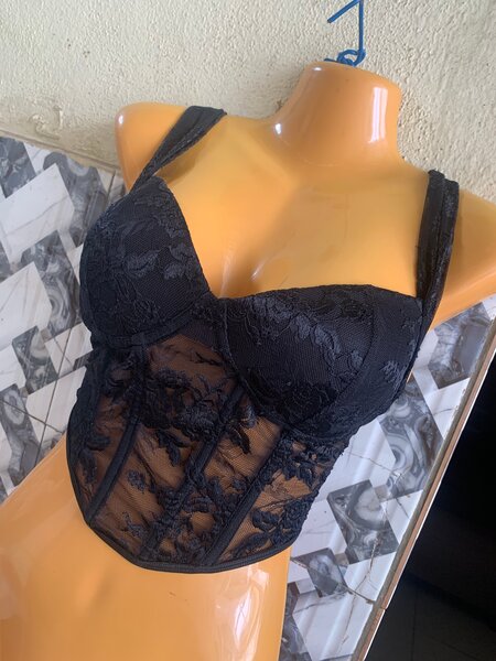 Top court en dentelle noire