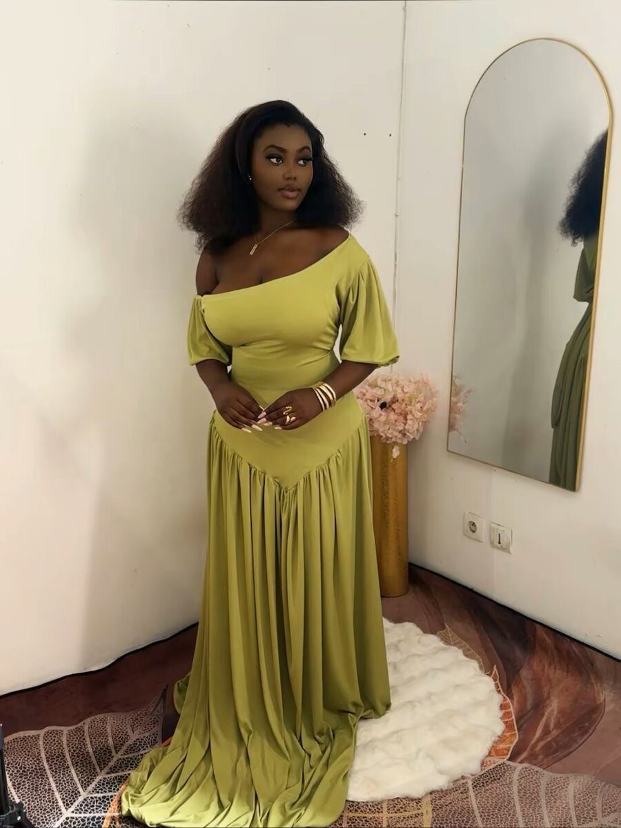 Robe élégante à une épaule