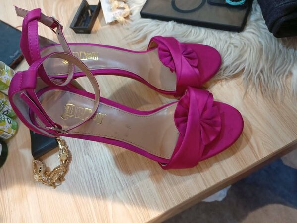 39/40 hot pink heels