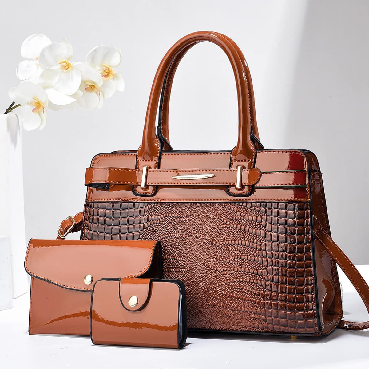 High-quality, stylish women's bag with accessories