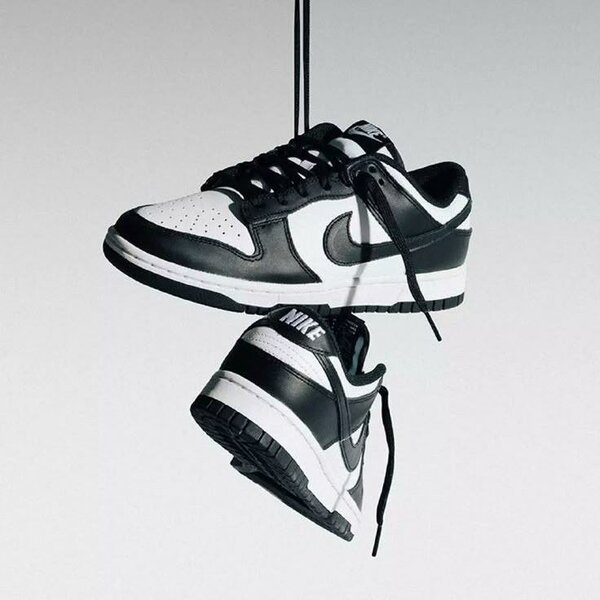 Baskets noires et blanches tendance