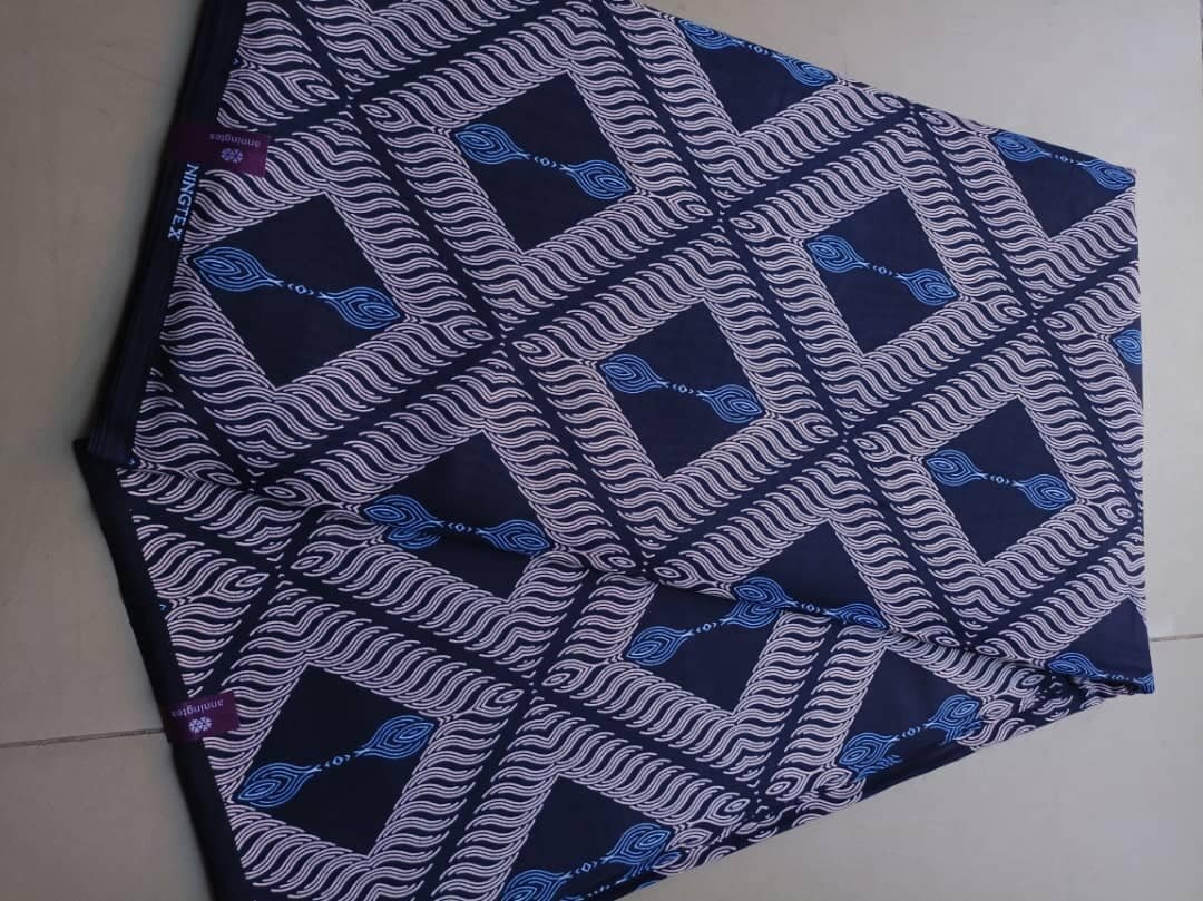 Fabric with a dark blue print of 6 meters