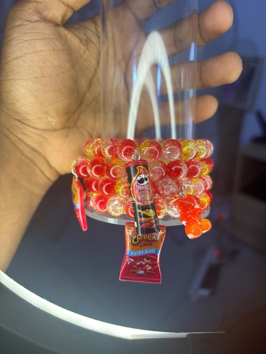 Bracelet perlé avec charms