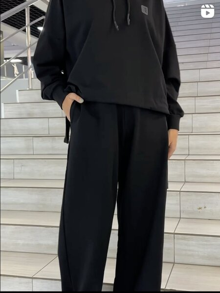 Модный и стильный спортивный костюм для активных и динамичных девушек.