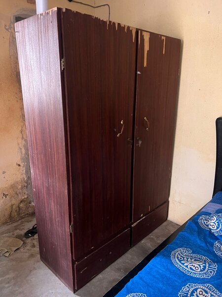 Lit , ventilateur et un placad