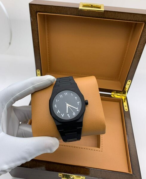 Montre minimaliste noire en acier