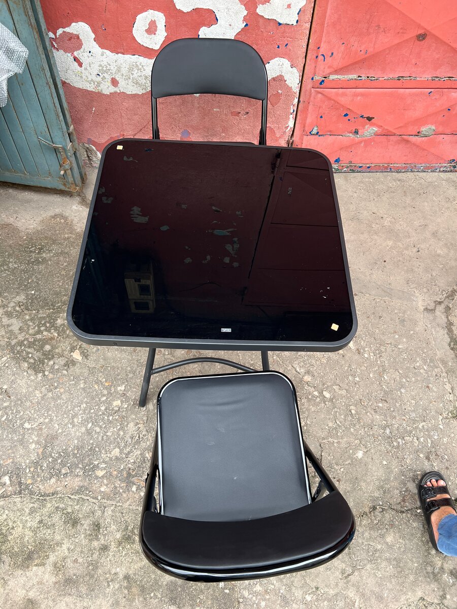 Table et chaises pliantes noires