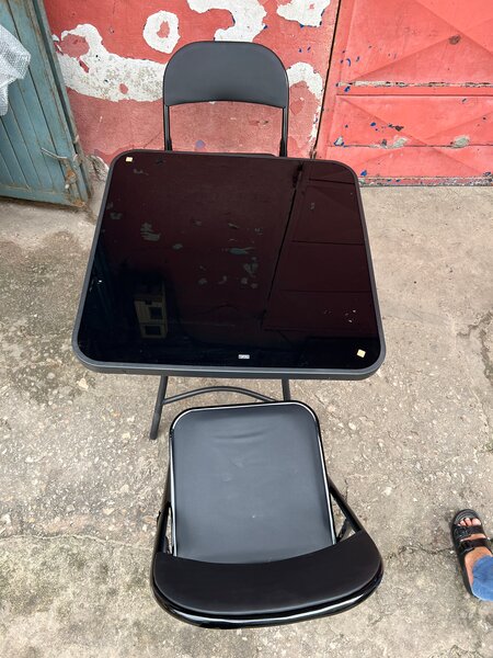 Table et chaises pliantes noires