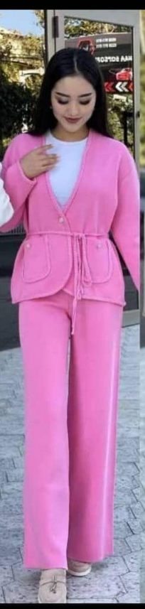 Розовый брючной костюм