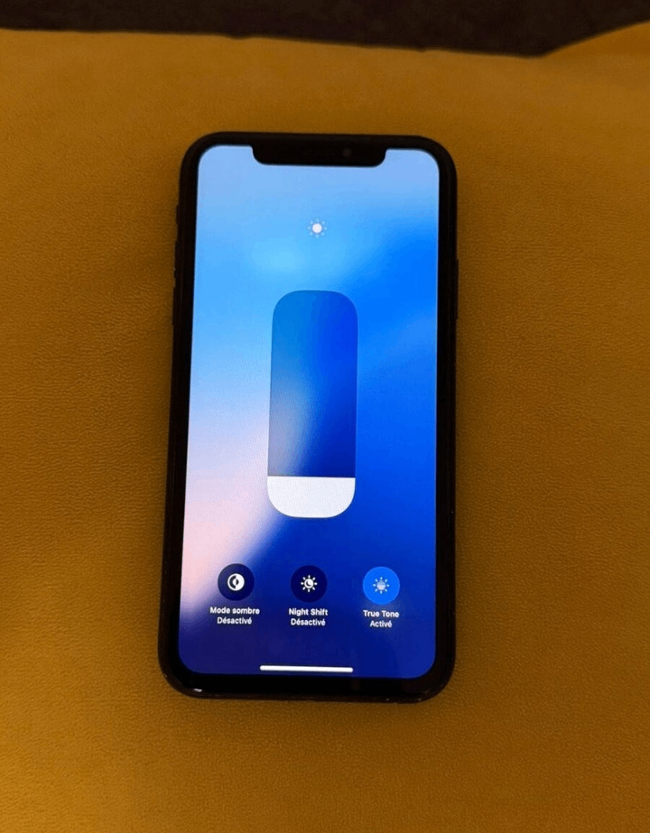 iPhone modèle récent en noir