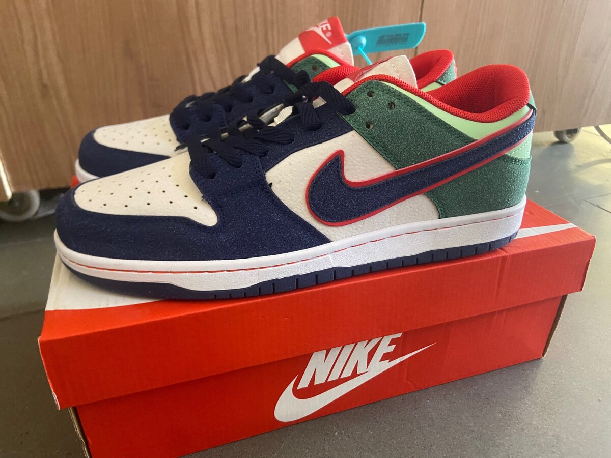 QUALITY NIKES IN BOX ONE PAIR SIZE 8UK
