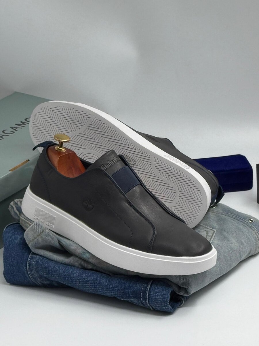 TIMBERLAND NAVY AND WHITE