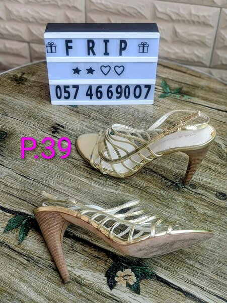 Sandales dorées à talons hauts