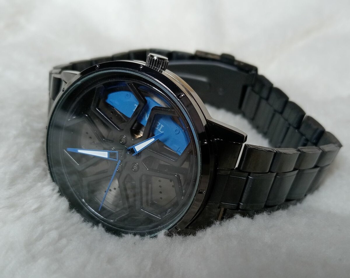 Car lovers watch