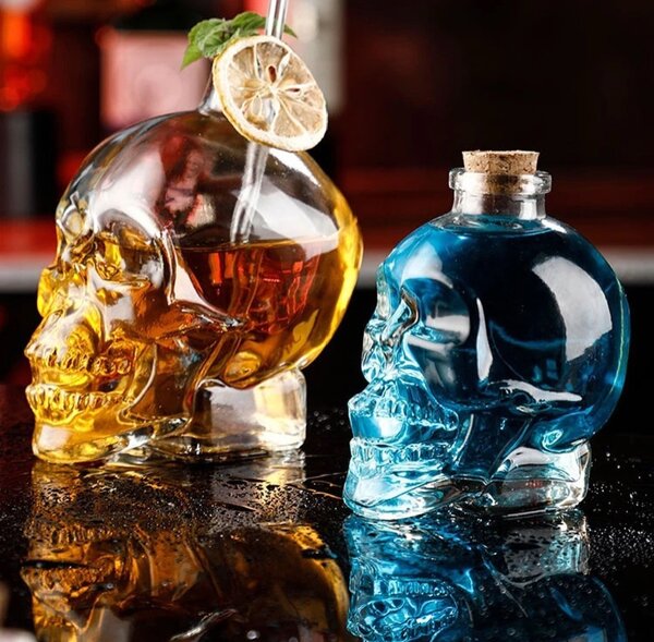 Набор: Графинов (бокалов) в виде черепа