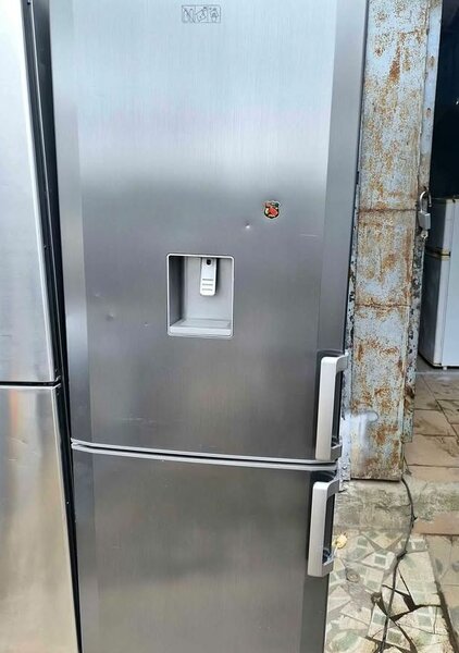 Réfrigérateur moderne avec distributeur