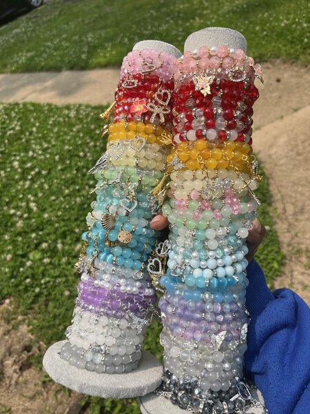 Bracelet multicolore avec breloques