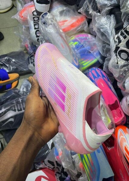 Chaussures de Football Adhérentes