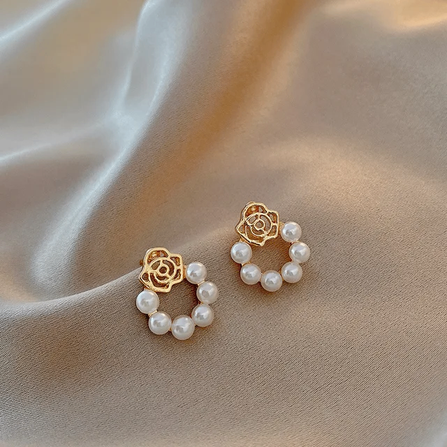 Boucle d'oreille en forme de rose avec des perles