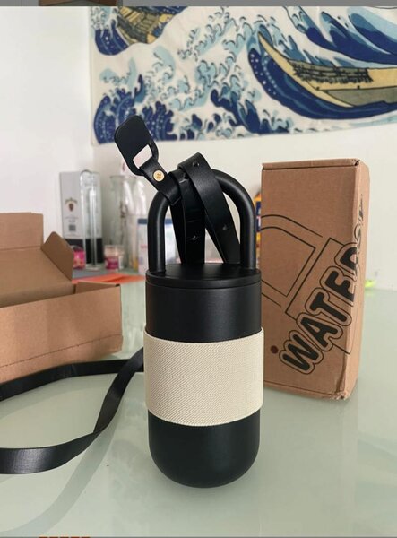 Gourde à bandoulière chic