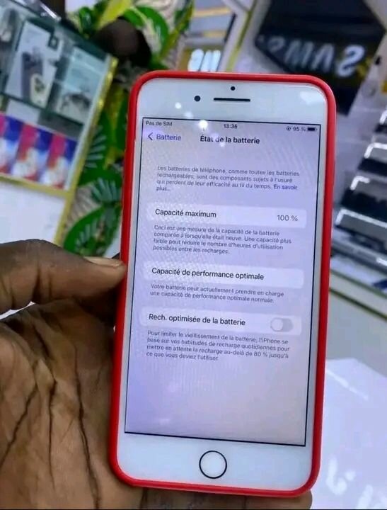 iPhone avec coque rouge