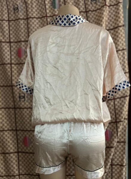 Pyjama en satin à motif géométrique