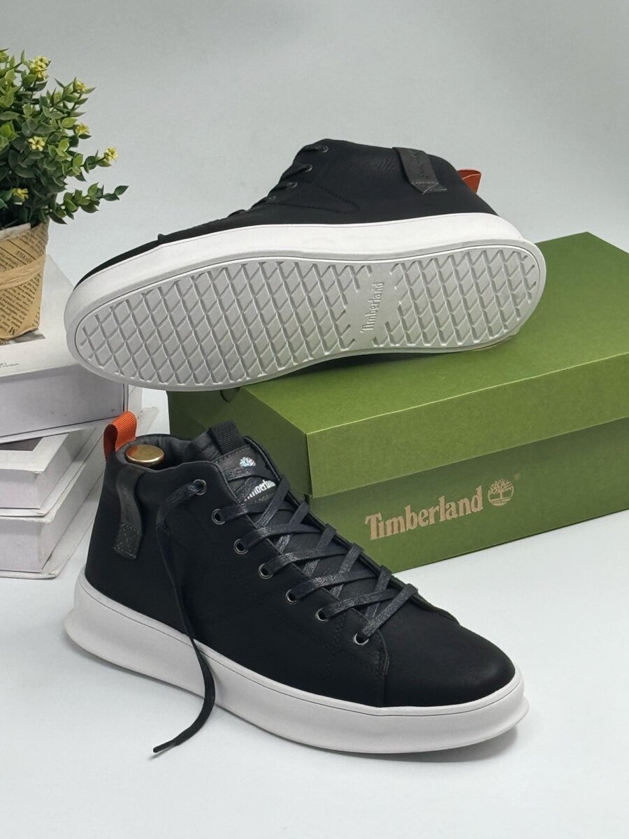 TIMBERLAND BLACK AND WHITE