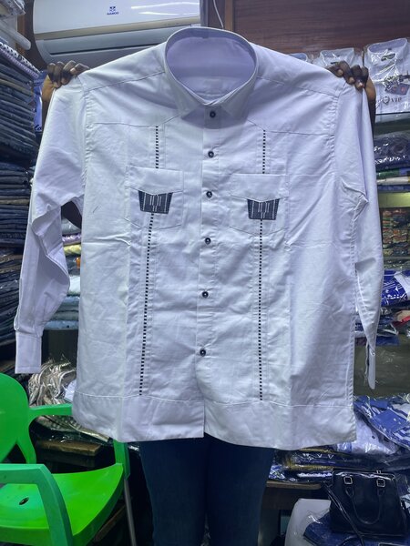 Chemise blanche pour hommes élégante