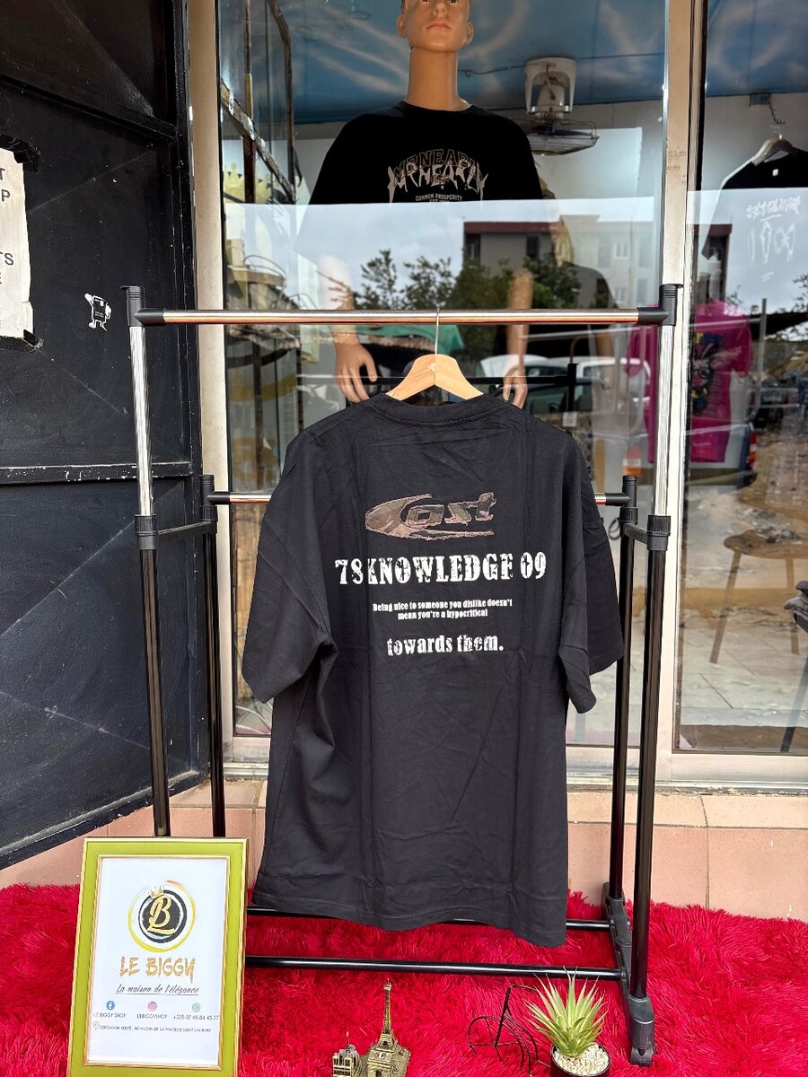 T-shirt Noir Graphique Tendance