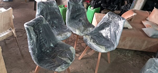 Chaises modernes en bois rembourrées