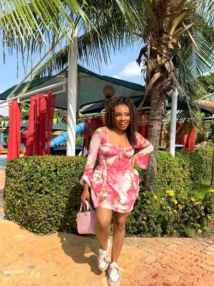 Robe d'été rose fluide