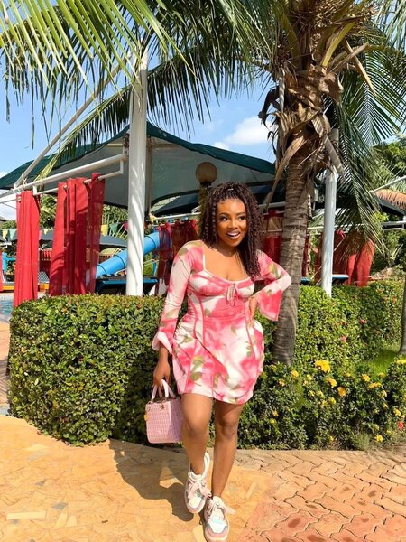 Robe d'été rose fluide