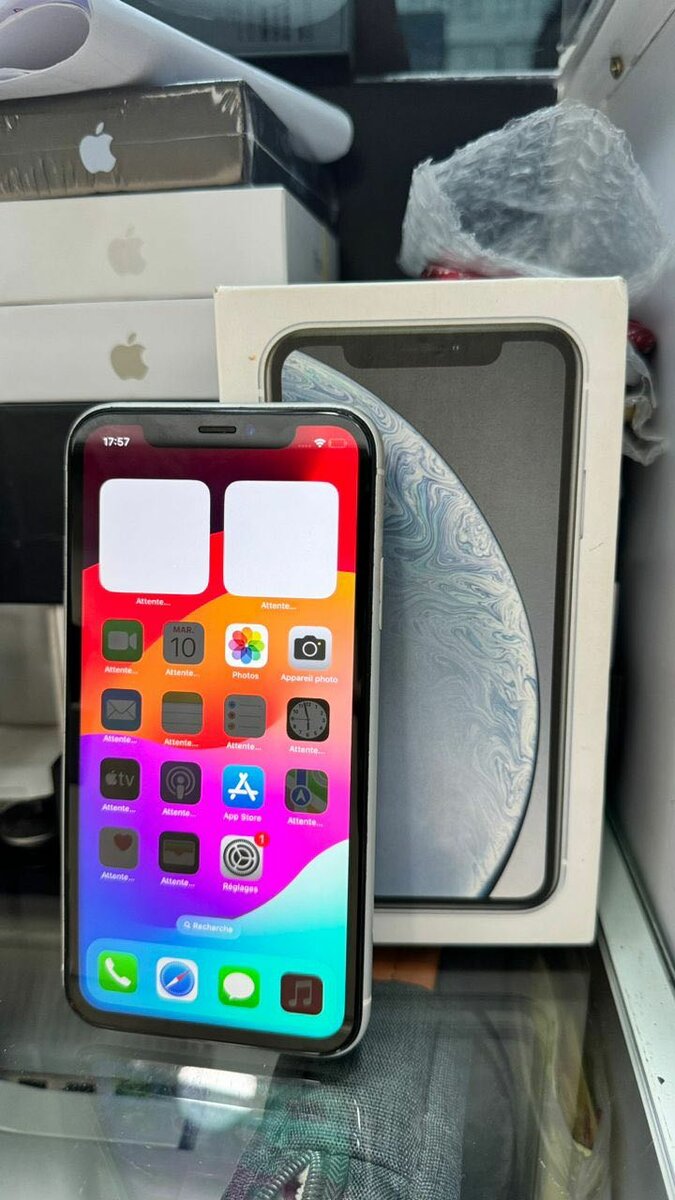 *iphone XR 64giga tout propre dos change :
