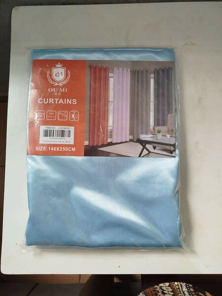 Rideaux en satin bleu élégants