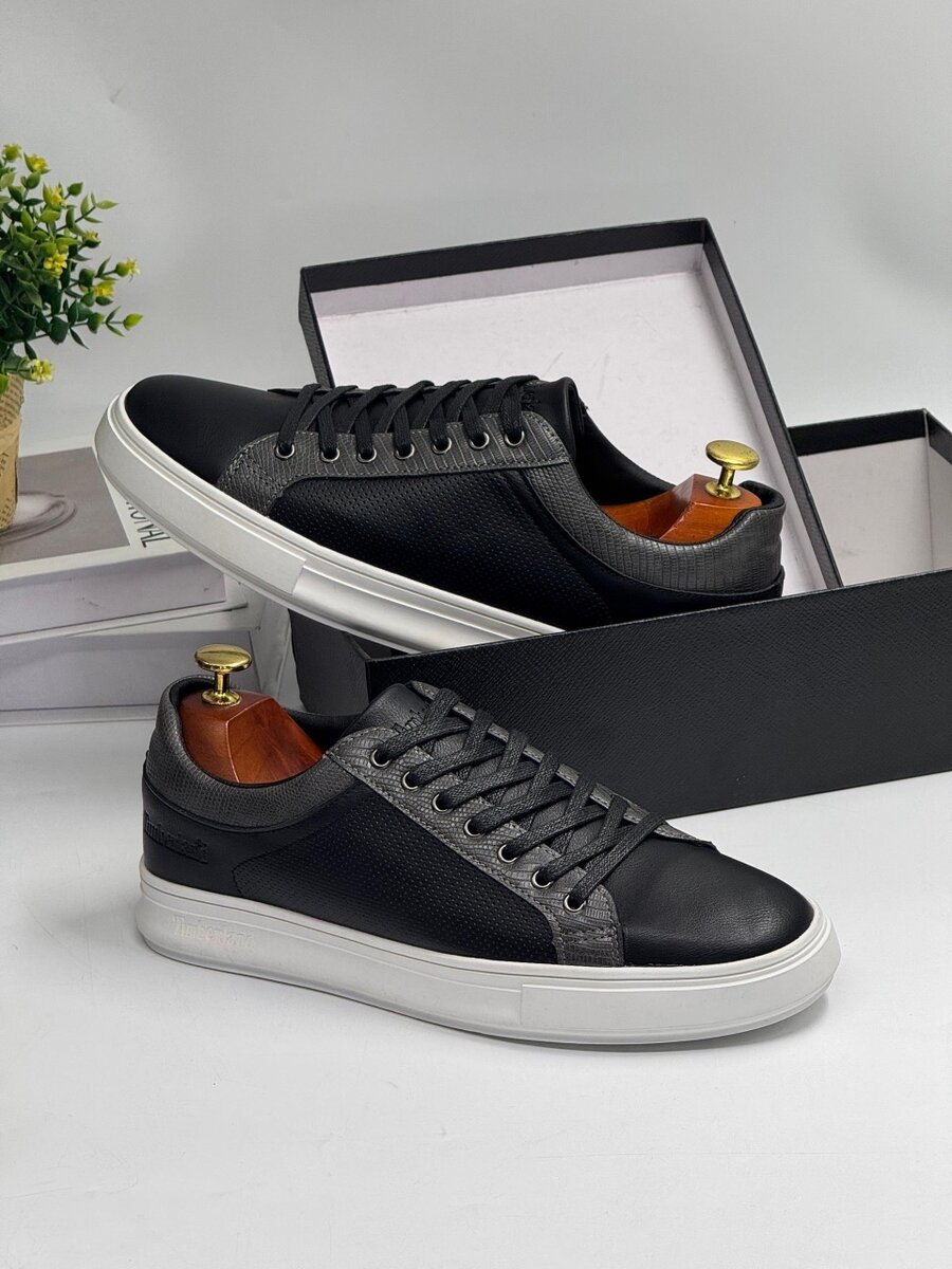 TIMBERLAND BLACK AND WHITE