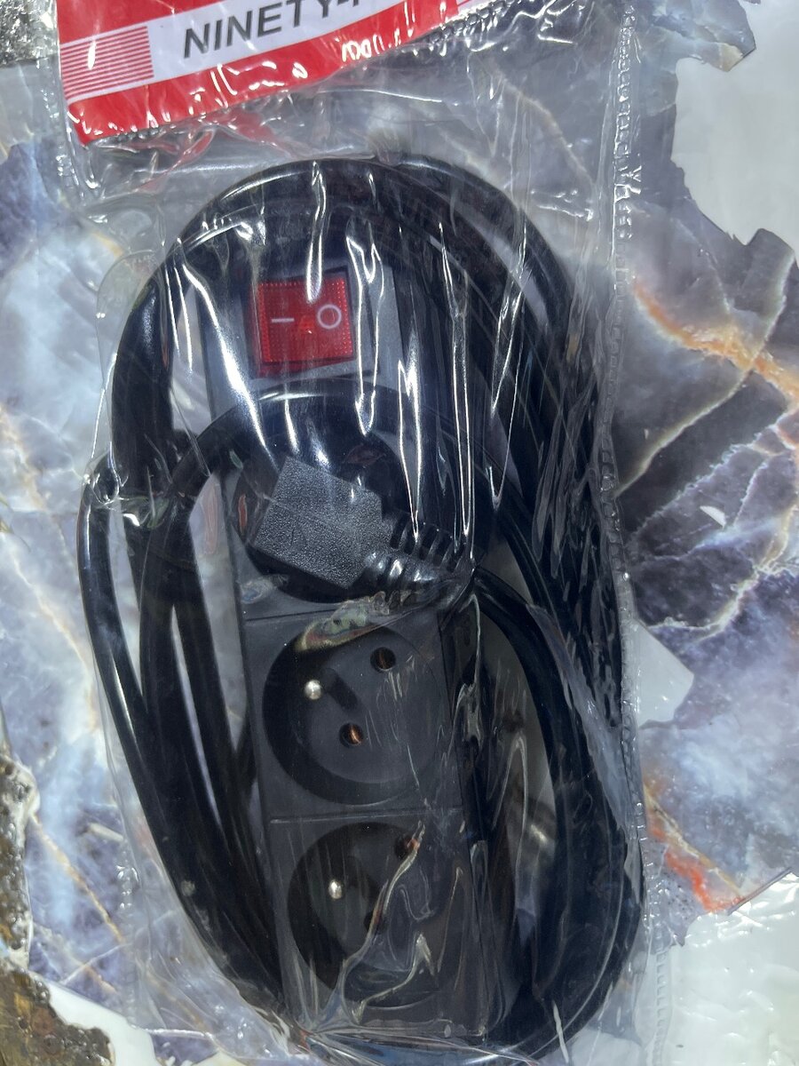 Multiprise électrique colorée