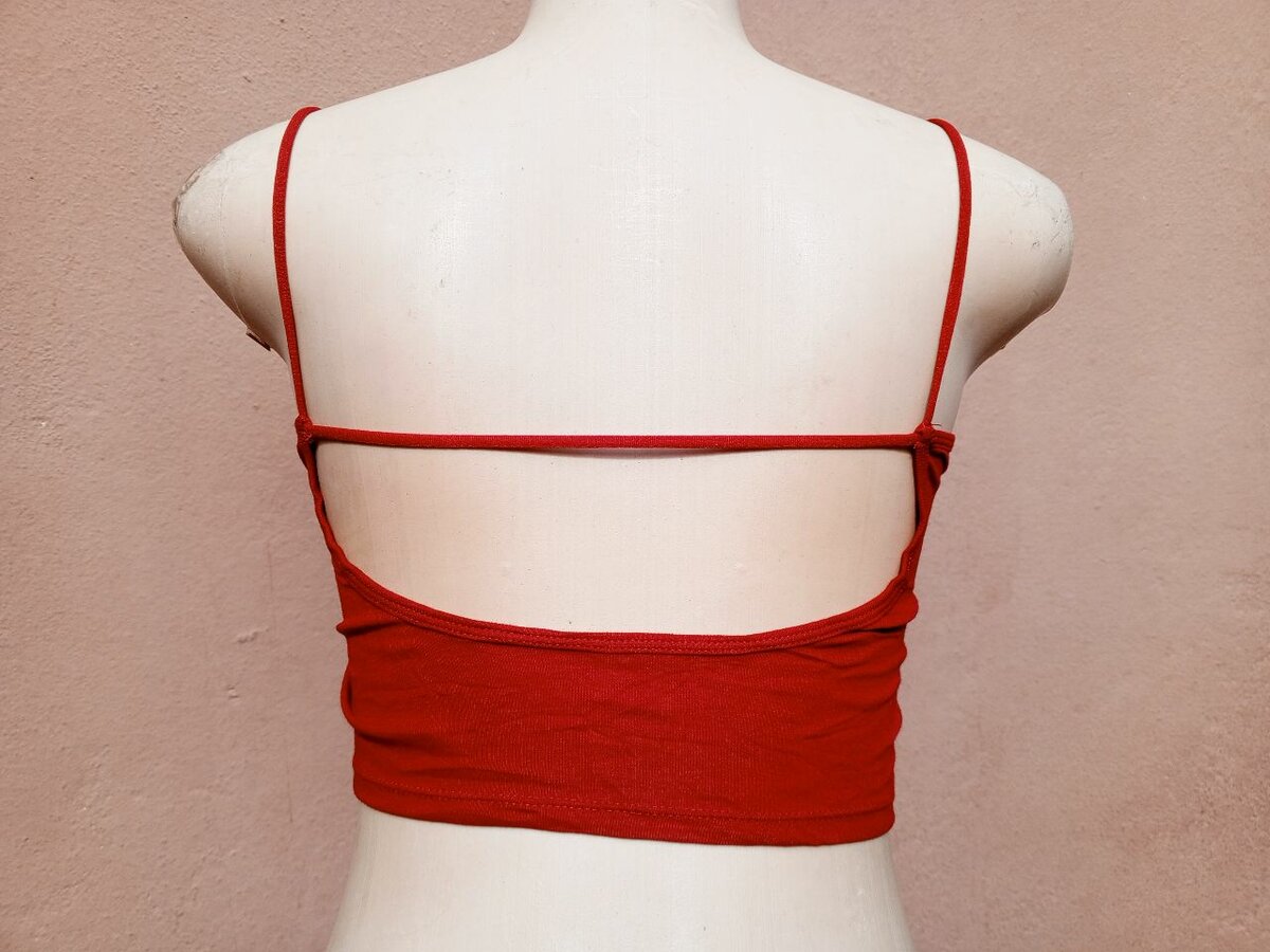 Top court à bretelles croisés