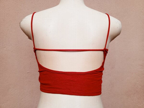 Top court à bretelles croisés