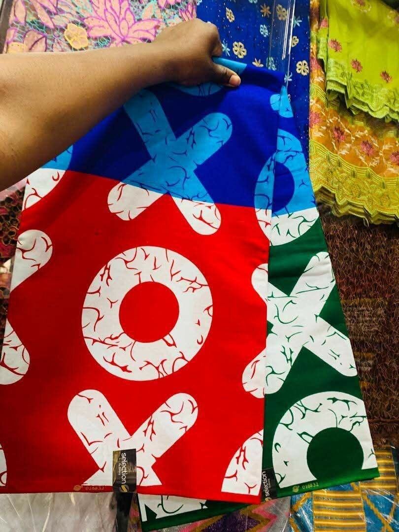 Écharpe colorée "XOXO"