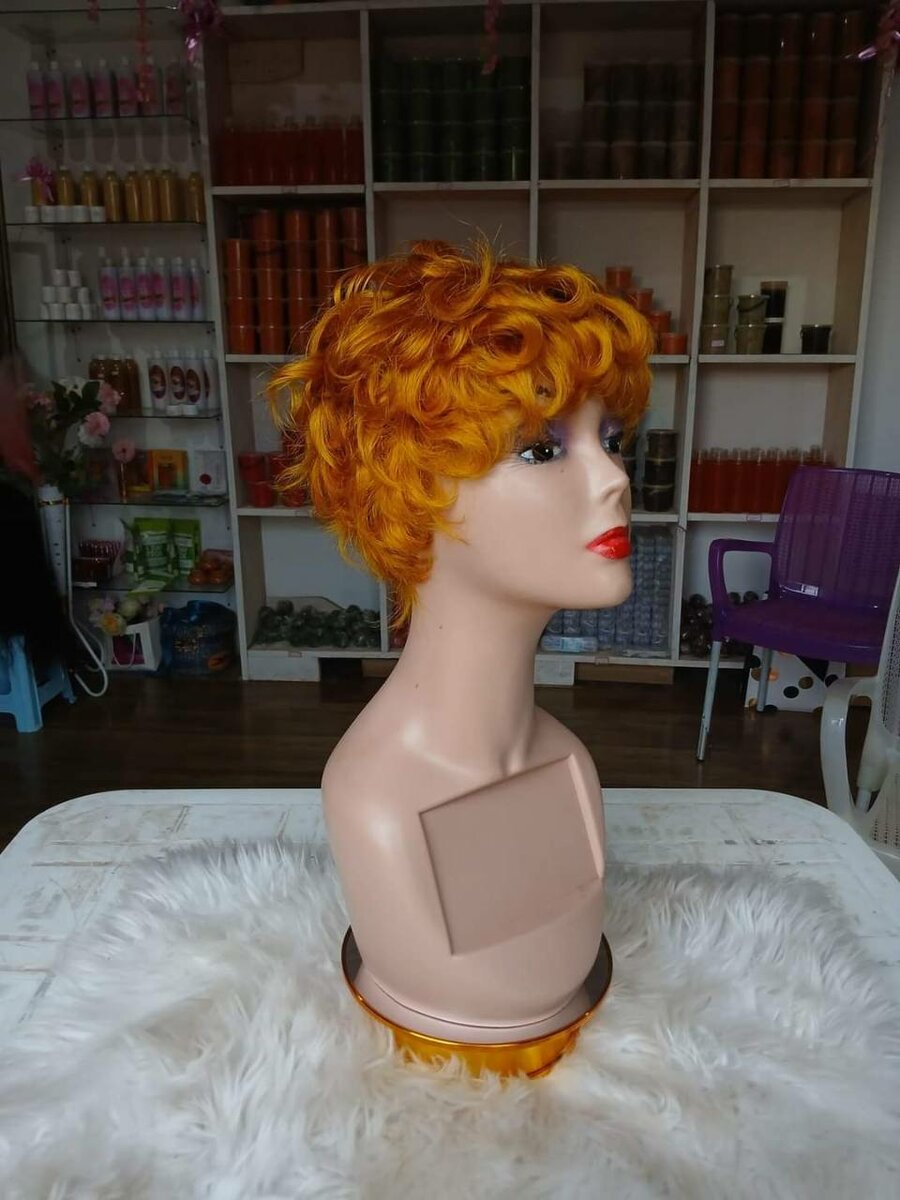 Perruque afro ,coupe carré blond