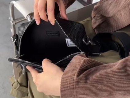 Unisex кроссбоди от BERSHKA черная