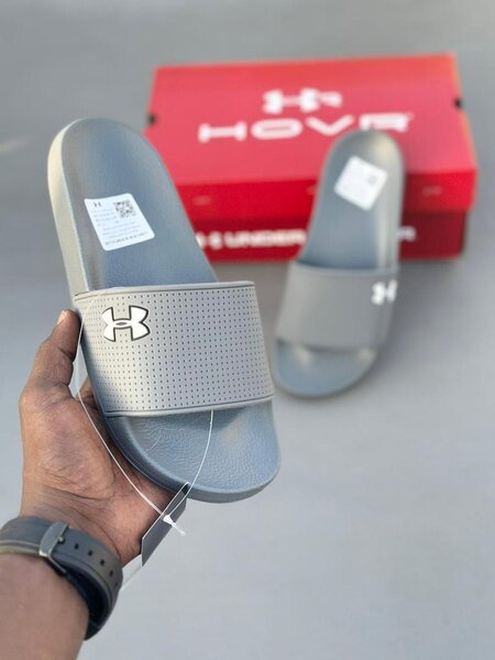 Claquettes grises confortables