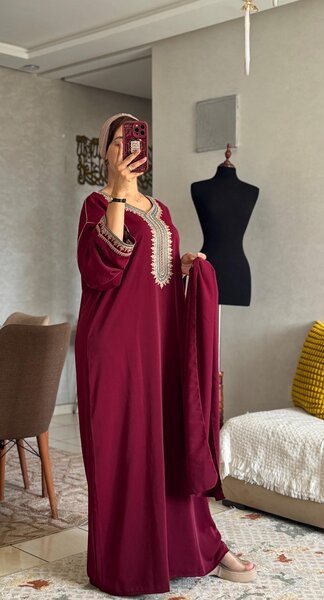 Robe brodé matière crêpe