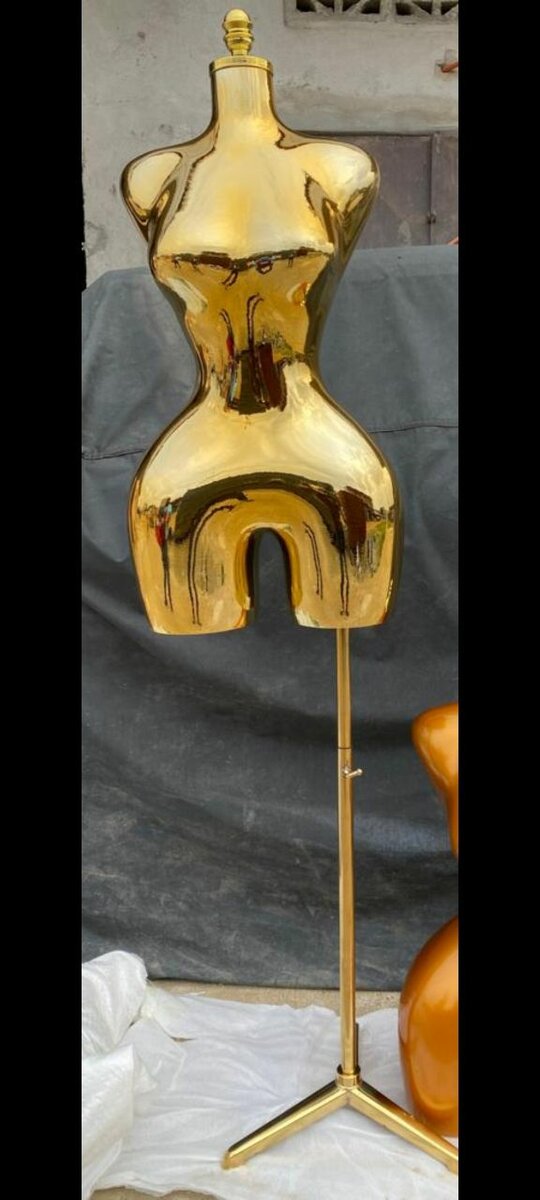 Mannequin féminin doré