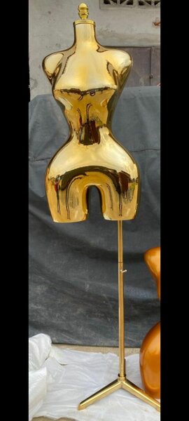 Mannequin féminin doré