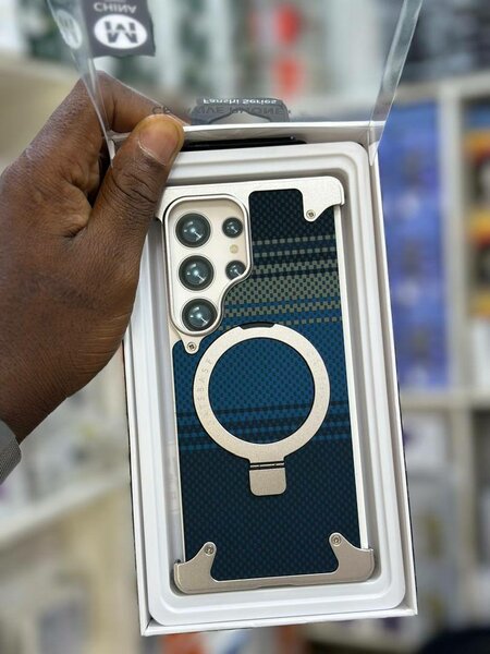 Coque rigide pour téléphone avec anneau de support