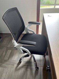 Bureau moderne et sa chaise